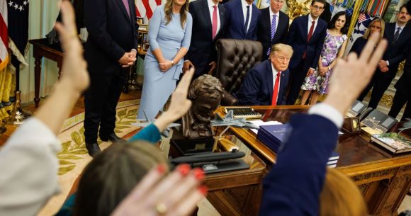 Trump-Maison-Blanche À l’approche des midterms, Trump plus zinzin que jamais